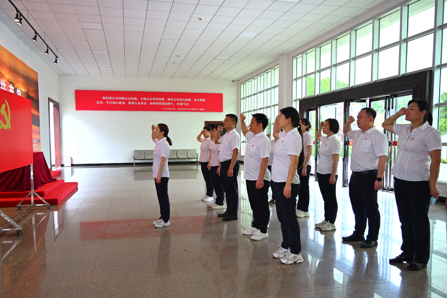 傳承紅色基因  弘揚(yáng)駱駝精神